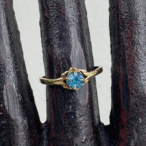 Vintage Prong Set Blue Glass Rhinestone Gold Tone Ring Size 5.5 - Picture 2 of 9